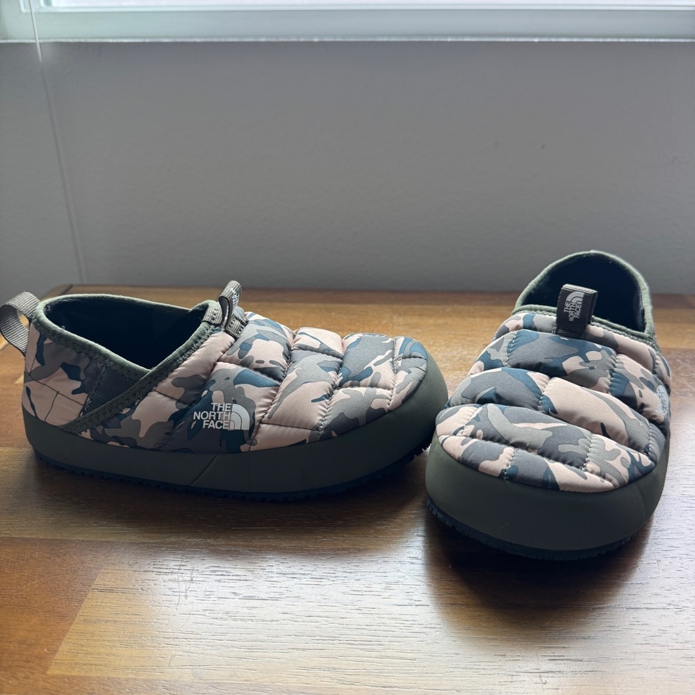 The North Face ThermoBall Traction Mule II GS Boys Size 4 Camo